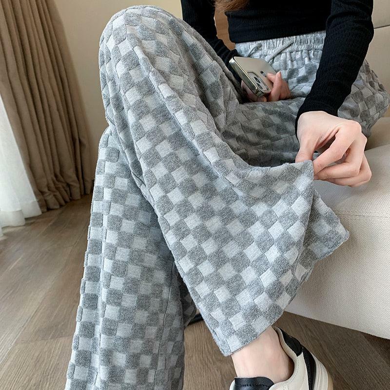 Y2K Checkered Sweatpants: Grunge Style Aesthetic for Trendy Outfits